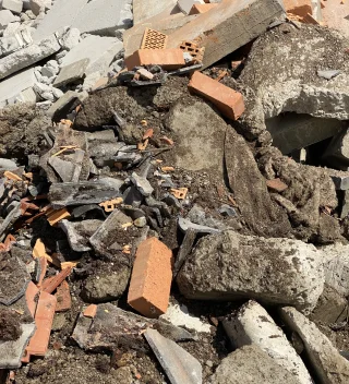 Bauschutt / Ziegelbruch mit Bodenmaterial vermischt