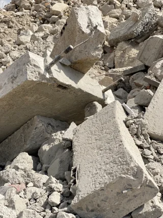Betonbruch bewehrt (max. 80 × 80 × 30 cm)