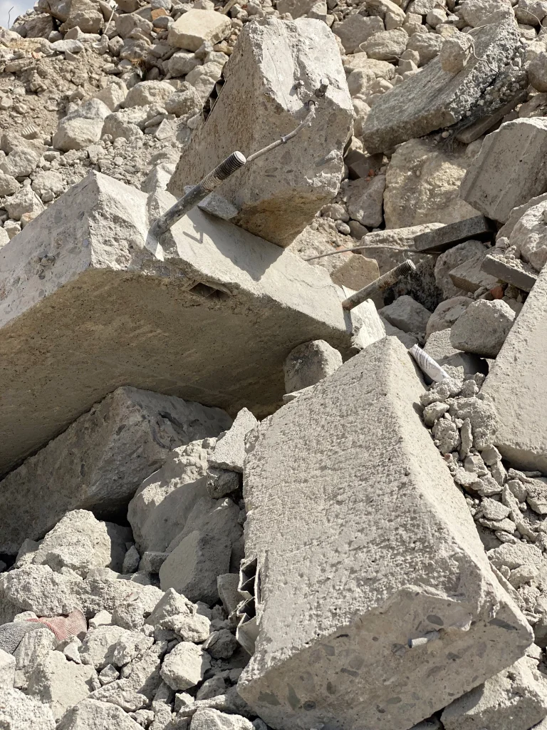 Betonbruch bewehrt (max. 80 × 80 × 30 cm)